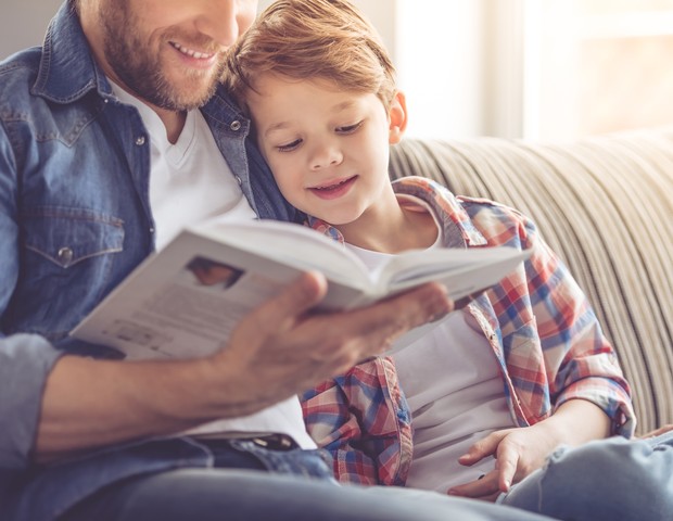 Pai lendo para o filho (Foto: Thinkstock)