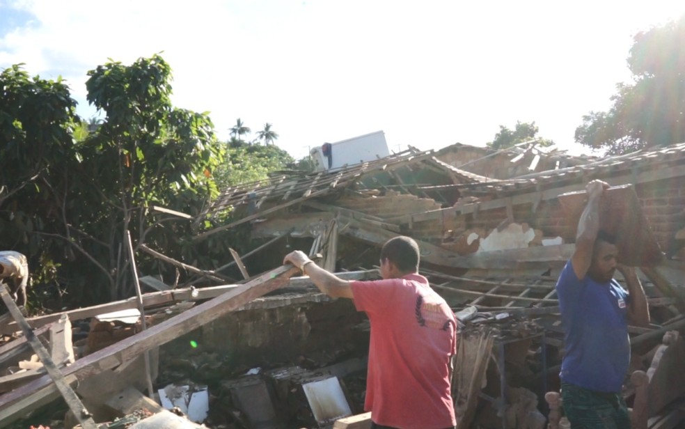 Distrito de Nova Alegria, em Itamaraju, no extremo sul da Bahia, &eacute; um dos que ficou destru&iacute;do ap&oacute;s fortes chuvas &mdash; Foto: Paulo Souza/g1