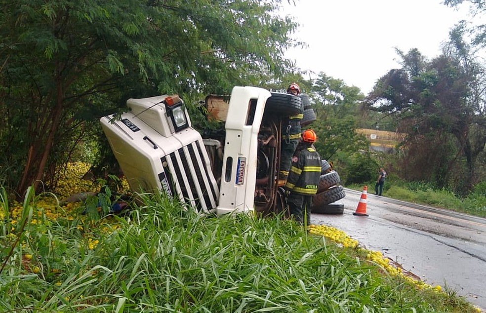 Caminhão carregado de laranja tomba em rodovia de Ibitinga — Foto: Corpo de Bombeiros/Divulgação