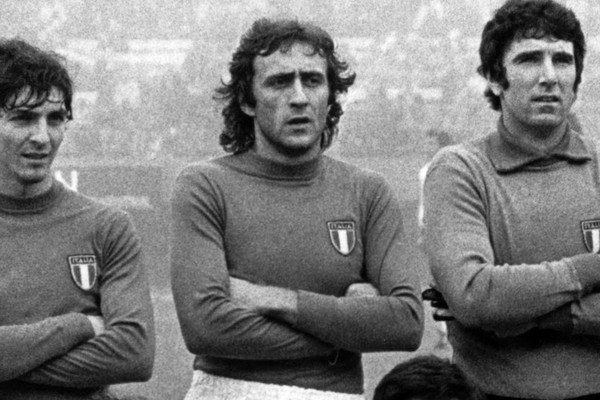 Mauro Bellugi entre Paolo Rossi e Dino Zoff antes do 0 a 0 entre Itália e Alemanha, pela segunda fase da Copa do Mundo de 1978 (Foto: Getty Images)