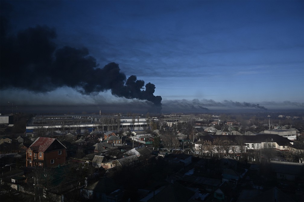 Fumaça sobe de um aeroporto militar em Chuhuiv, perto de Kharkiv, em 24 de fevereiro de 2022 — Foto: Aris Messinis/AFP