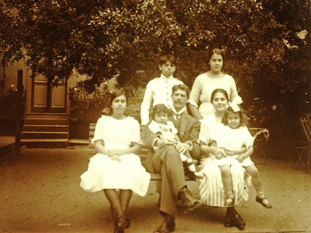 Octávio Mendes de Oliveira Castro e família no jardim de casa em Petrópolis (Foto: Coleção Sanson)