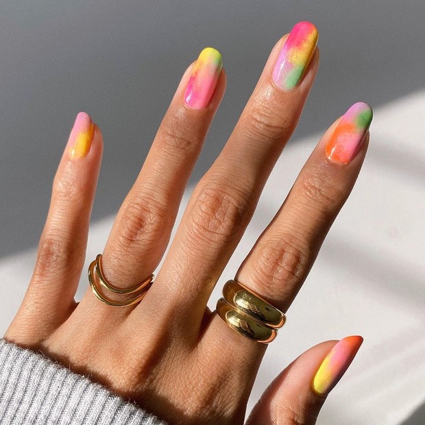 Unhas tie-dye: manicure das famosas ensina a fazer nail art