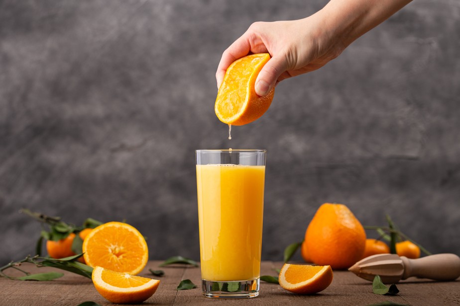 O suco de laranja divide opiniões entre especialistas