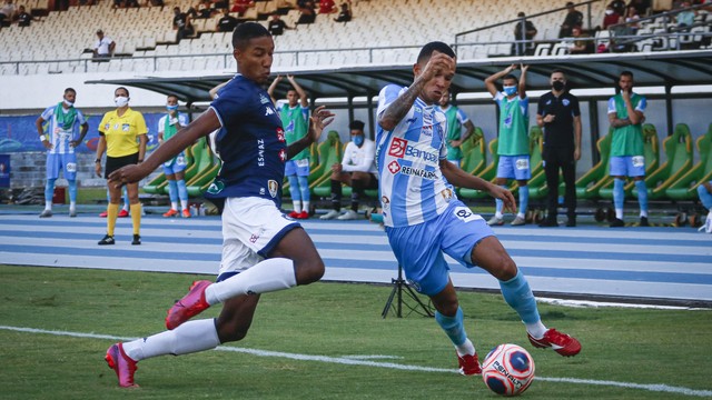 Gelson e Uchôa disputam bola na beira do campo