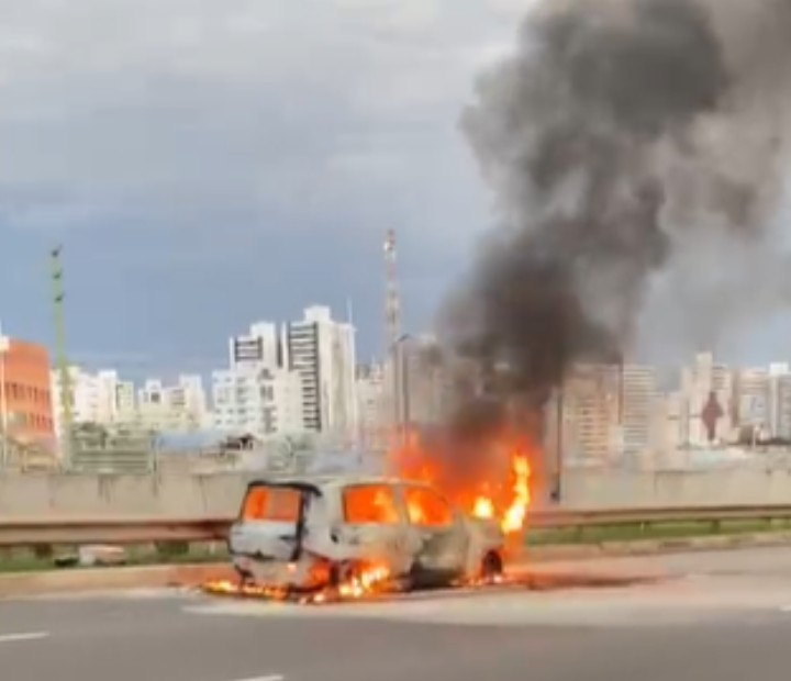 Carro pega fogo na Avenida Paralela, em Salvador