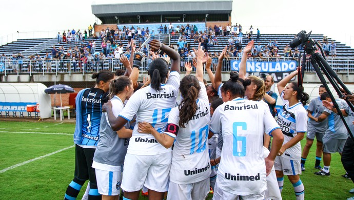 Barcelona inspira meninas do Grêmio para vencer com gol nos acréscimos
