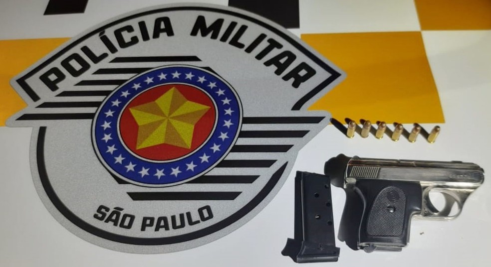 Pistola de fabricação tcheca foi apreendida em Dracena (SP) — Foto: Polícia Militar Rodoviária