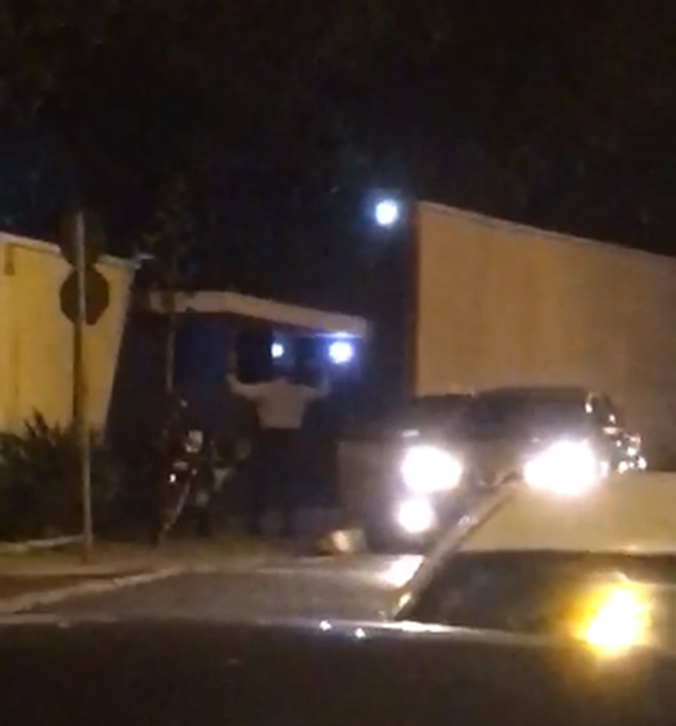 SeguranÃ§a Ã© assaltado na porta de faculdade em Teresina â Foto: ReproduÃ§Ã£o