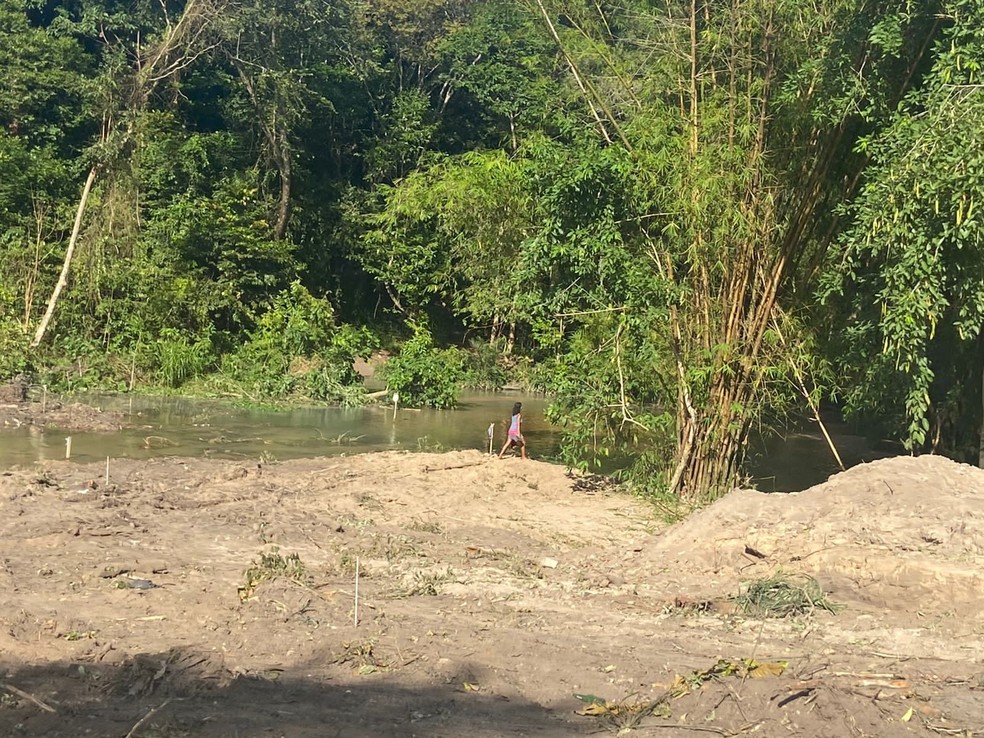 Área de desmatamento atingiu a margem do Rio Mumbaba — Foto: MPPB/Divulgação