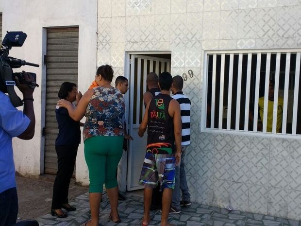 Amigos e familiares acompanham notícias de queda de avião com jogador sergipano (Foto: Denise Gomes/TV Sergipe)