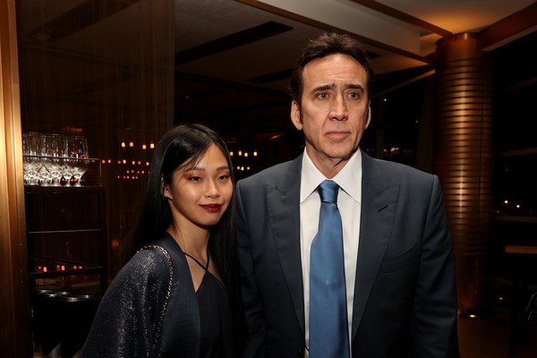 O ator Nicolas Cage com a esposa, Riko Shibata, no evento de lançamento do drama Pig (2021) (Foto: Getty Images)