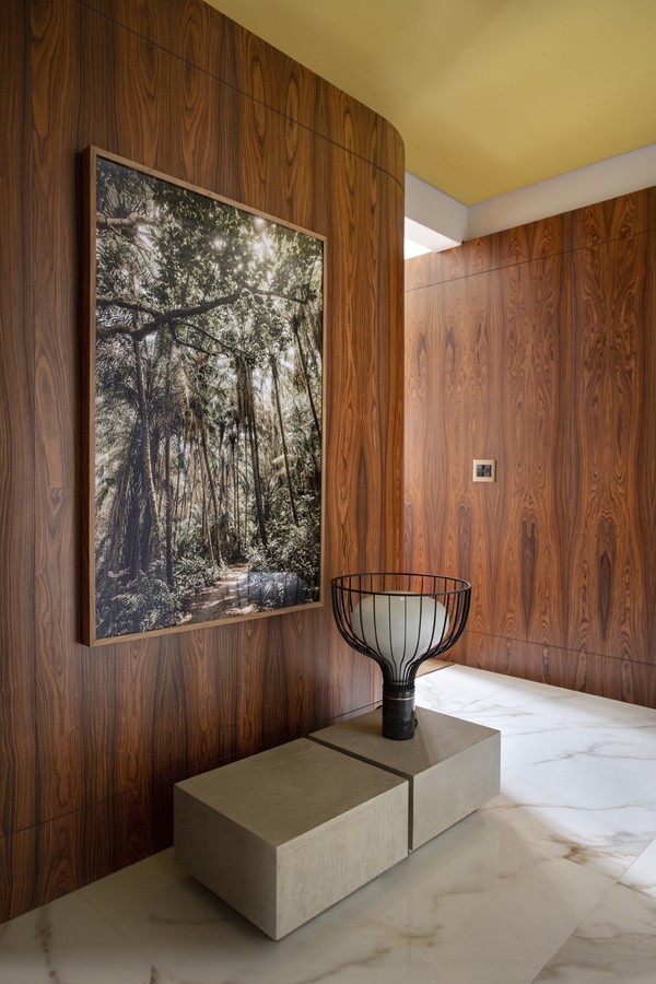 Em edifício modernista, casal decora apartamento com inspiração art déco (Foto: Denilson Machado/MCA Estúdio)