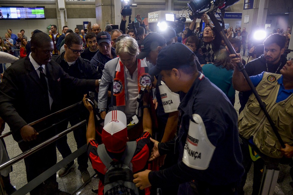 Torcedor do Flamengo se ajoelha aos pÃ©s de Jesus â?? Foto: Marcelo Cortes/Flamengo
