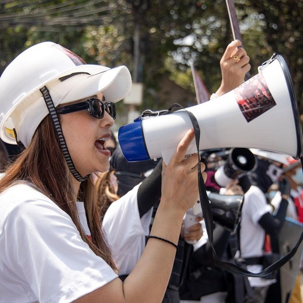 Han Lay nos protestos pela democracia em Mianmar (Foto: Reprodução / Instagram)