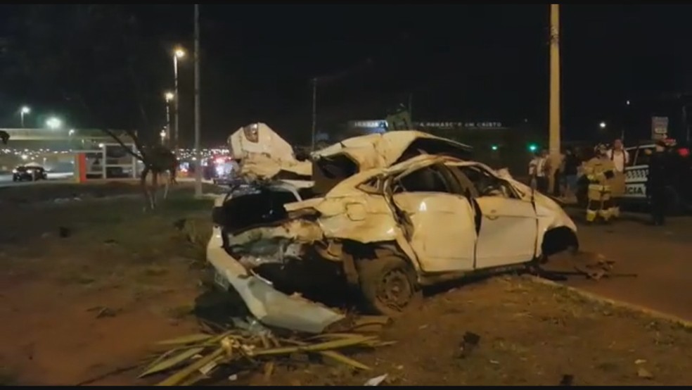 Perseguicial a carro roubado temrina com um suspeito morto no DF — Foto: TV Globo/Reprodução