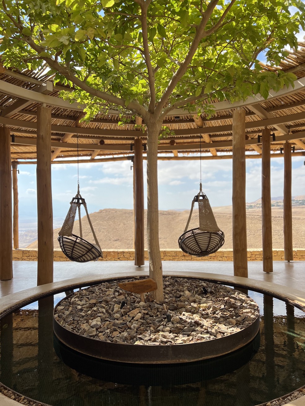 Sustentabilidade e elegância: a arquitetura do hotel respeita o meio ambiente e se integra com a paisagem — Foto: Divulgação