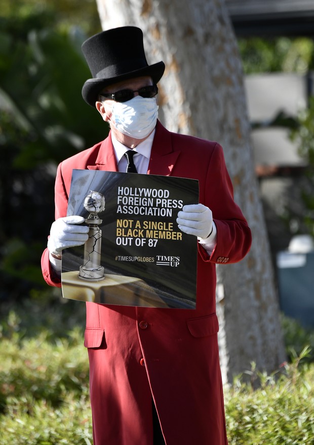 BEVERLY HILLS, CALIFORNIA - FEBRUARY 28: General views of a protester at The Beverly Hilton Hotel During 2021 Golden Globe Awards Weekend at The Beverly Hilton on February 28, 2021 in Beverly Hills, California.  (Photo by Frazer Harrison/Getty Images) (Foto: Getty Images)