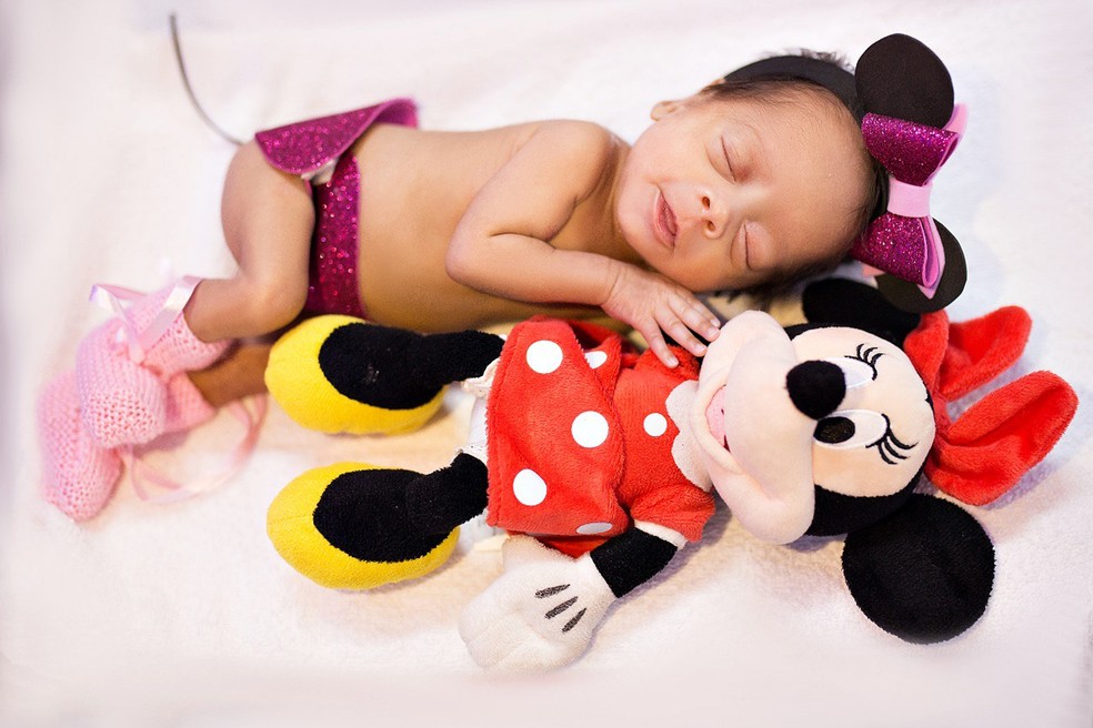 Bebê prematura com ursinho de pelúcia  — Foto: Saúde-DF/ Divulgação