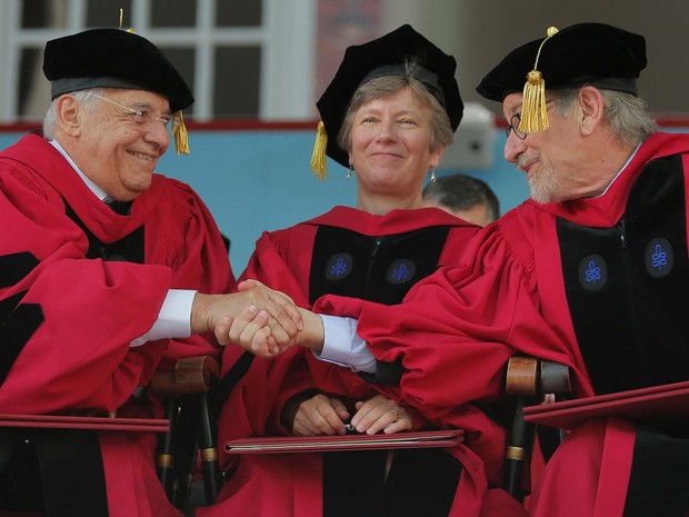 Fernando Henrique Cardoso e Steven Spielberg se cumprimentam durante cerimônia de formatura da Universidade de Harvard, nos EUA, nesta quinta-feira (26) (Foto: REUTERS/Brian Snyder)