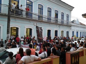 Dezenas de pessos participam de protesto em Iguape, SP (Foto: Dione Aguiar/TV Tribuna)