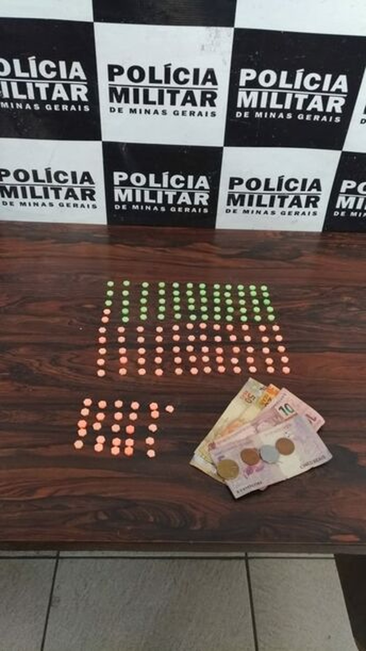 Jovem de Nova Serrana é detido pela PM com ecstasy e dinheiro em Divinópolis - G1