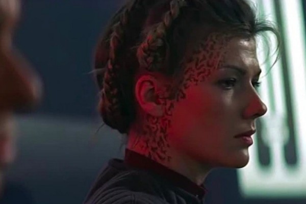 A atriz Stephanie Niznik em cena de Star Trek: Insurreição (1998) (Foto: Reprodução)