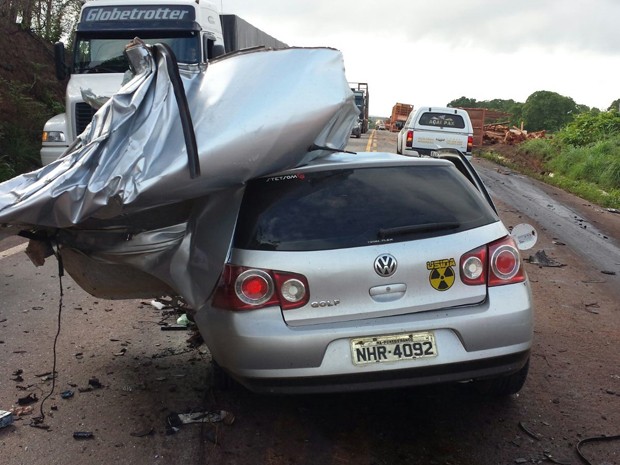 Colisão frontal entre veículo de passeio e carreta deixou dois mortos na BR-010 (Foto: Divulgação)