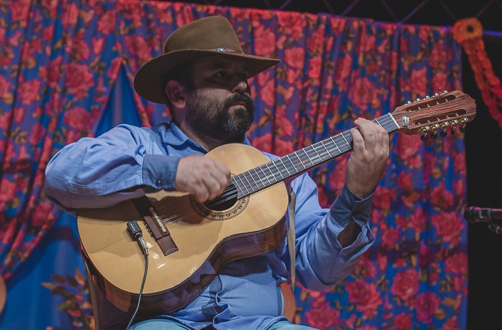 Violeiro Haroldo Lobo ministrará aulas de viola caipira a partir desta terça-feira (20) — Foto: Divulgação