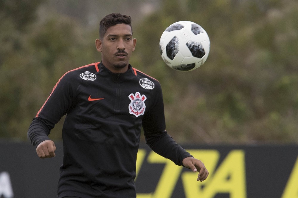 Lateral do Corinthians pode parar em time da segunda divisão