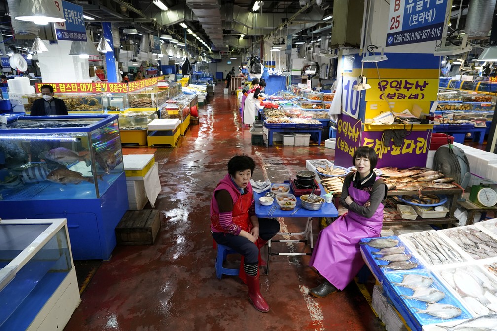 Vendedores em mercado de comida em Seul, em 5 de abril de 2020 — Foto: Kim Hong-Ji/Reuters