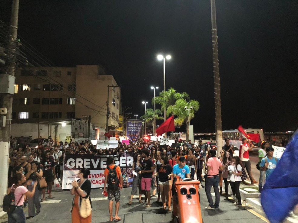 MACAÉ, 19H20: Manifestantes tomam rua da cidade em defesa da educação — Foto: Divulgação/Sindipetro NF