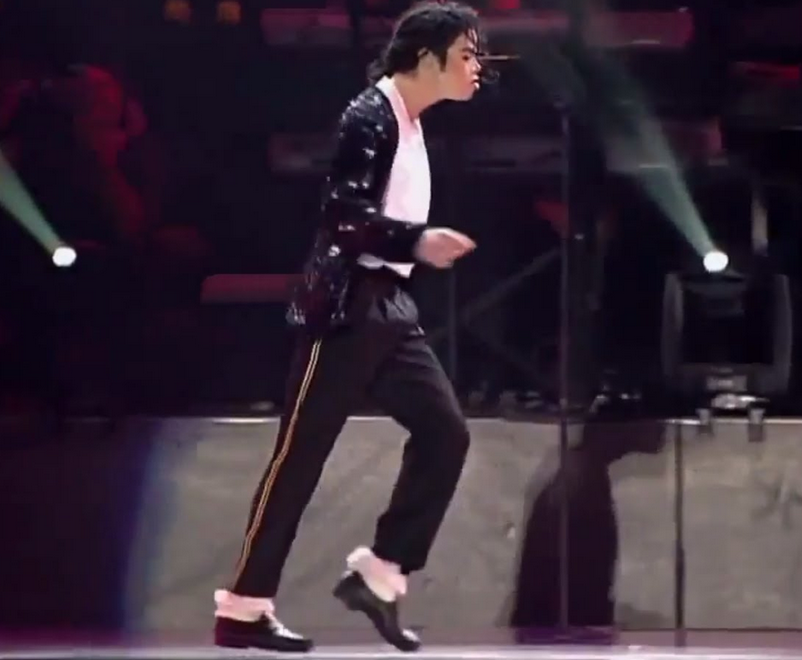 O cantor Michael Jackson fazendo o movimento moonwalk (Foto: Reprodução)