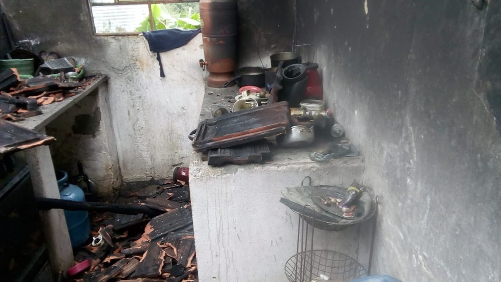Causa do incêndio a casa em São Miguel Arcanjo é desconhecida — Foto: Brigada de Emergência de São Miguel Arcanjo/Divulgação