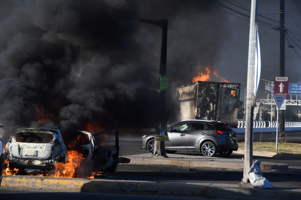 Veículos em chamas são vistos bloqueando uma estrada após a captura do traficante Ovidio Guzmán, em Culiacán, no México, em 5 de janeiro de 2023 — Foto: Leo Espinoza/Revista Espejo via Reuters