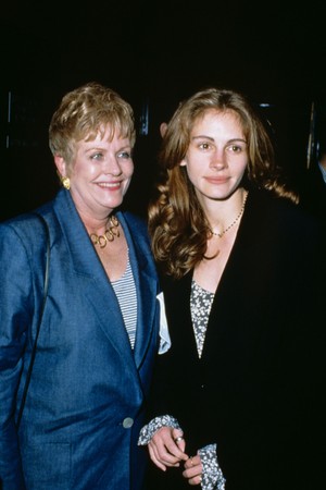 Julia Roberts e a mãe, Betty Motes, em 1993 (Foto: Getty Images)