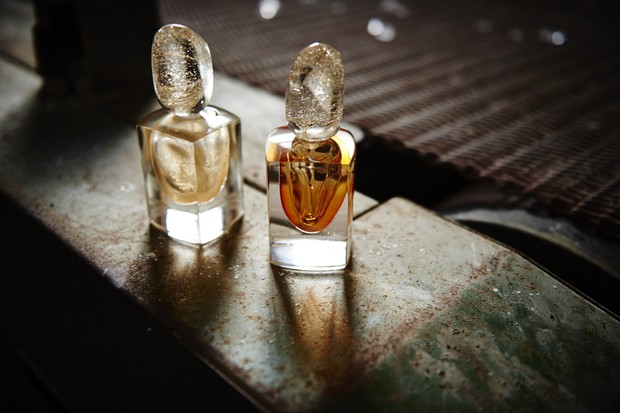 Lançado em 2014, o perfume Sì da Giorgio Armani já se tornou uma das assinaturas aromáticas da grife italiana. A novidade é uma superluxuosa versão de seu Eau de Parfum Intense – que tem notas de néctar de cassis, bergamota e mandarina –, cuja estrela é o (Foto:    )