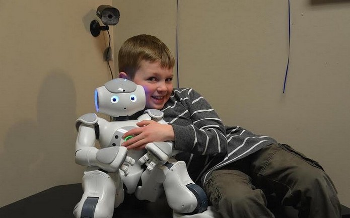 NAO, robô que ajuda crianças com autismo desenvolverem habilidades sociais (Foto: Divulgação/DU)