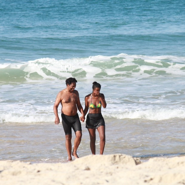 Maria Julia Coutinho e o marido, Agostinho Paulo Moura, tomam banho de mar em praia carioca (Foto: J/AgNews)
