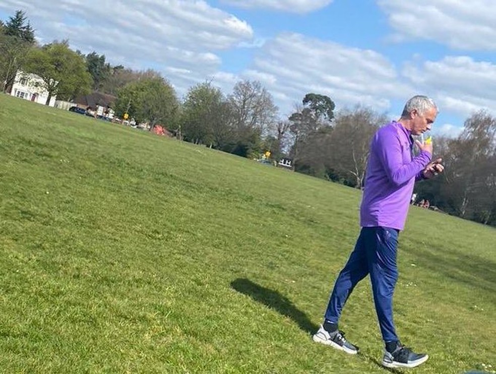 José Mourinho foi flagrado em parque com atletas do Tottenham — Foto: Reprodução/Twitter