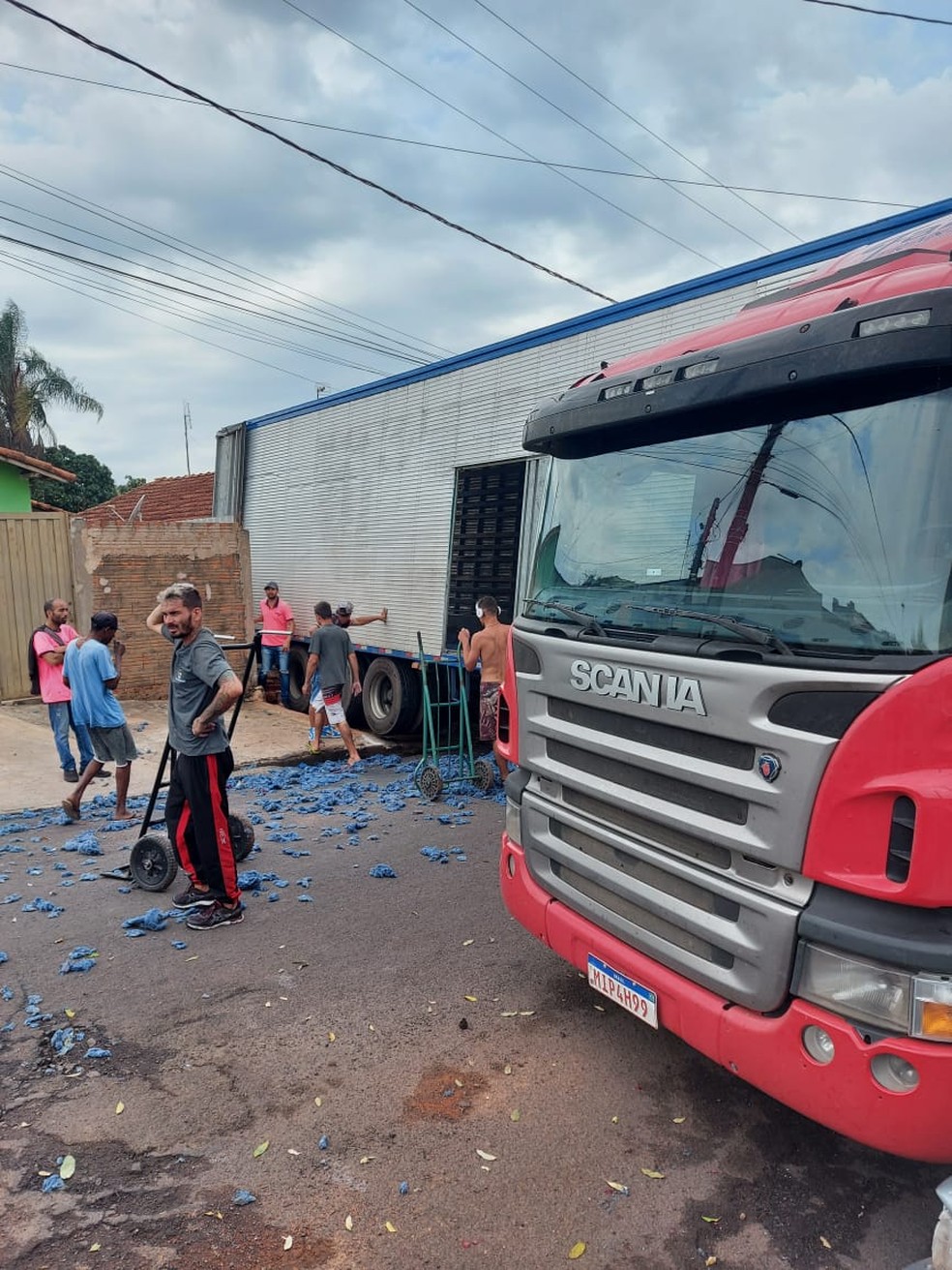 Motorista alegou que caminhão perdeu freios antes de descer rua e atingir carros e casa — Foto: Reprodução/Redes sociais