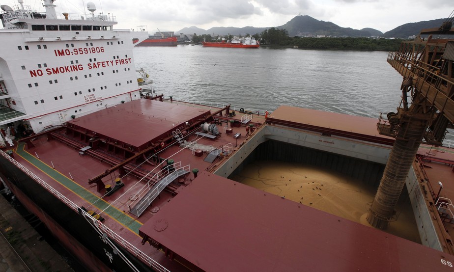 Navio carregado com soja no porto de Santos (SP). Embarque do grão deve ser menor em janeiro