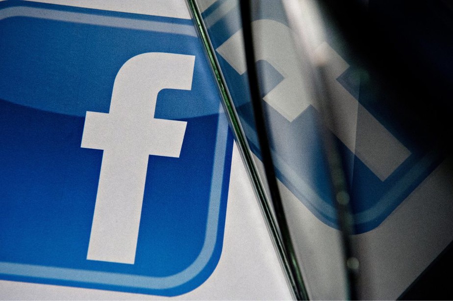 EUA Estados Unidos Empresas Internet Redes Sociais Facebook - A Facebook Inc. logo is displayed for a photograph in Tiskilwa, Illinois, U.S., on Tuesday, Jan. 29, 2013. Facebook Inc. is scheduled to report quarterly earnings on Jan. 30. Photographer: Dani
