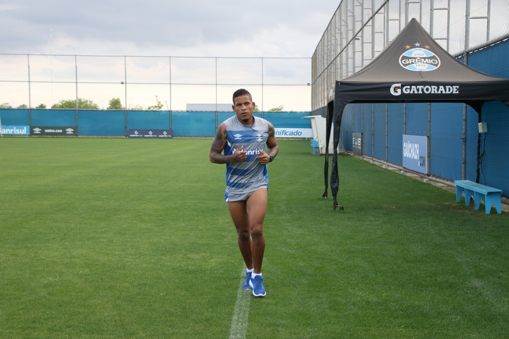 Renato trabalha setor ofensivo do Grêmio em treino com volta de Arroyo