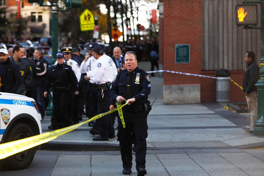 PolÃ­cia bloqueia a rua apÃ³s tiroteio em Nova York (Foto: Shannon Stapleton/Reuters)