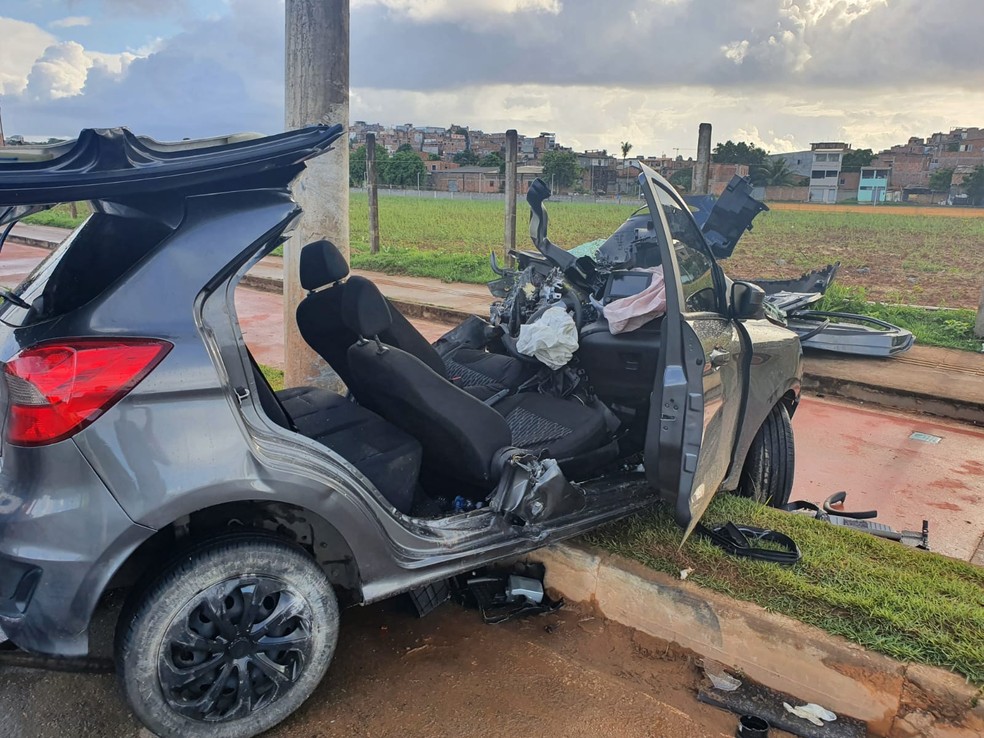 Carro ficou destruído após batida — Foto: Phael Fernandes/TV Bahia 