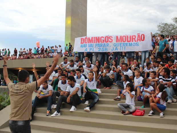 Alunos fizeram protesto em solenidade (Foto: Ellyo Teixeira/G1)