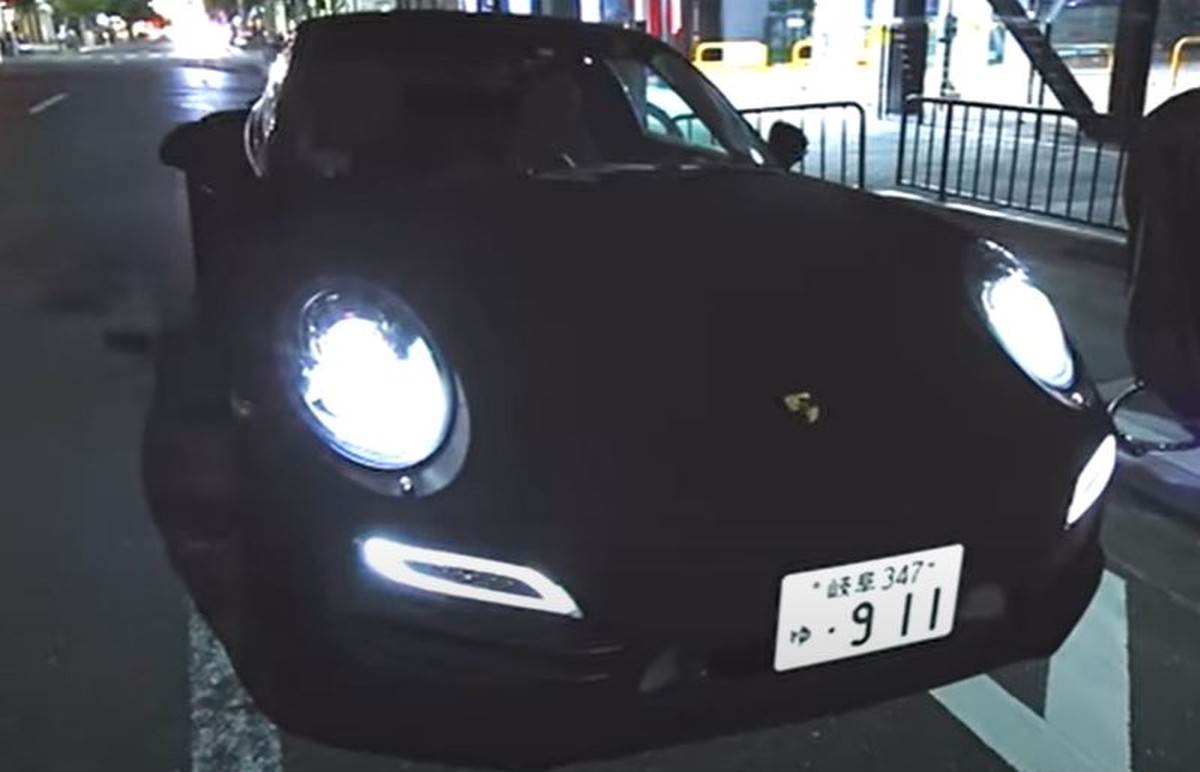 'Carro mais preto do mundo': Vídeo mostra transformação de Porsche 911; assista