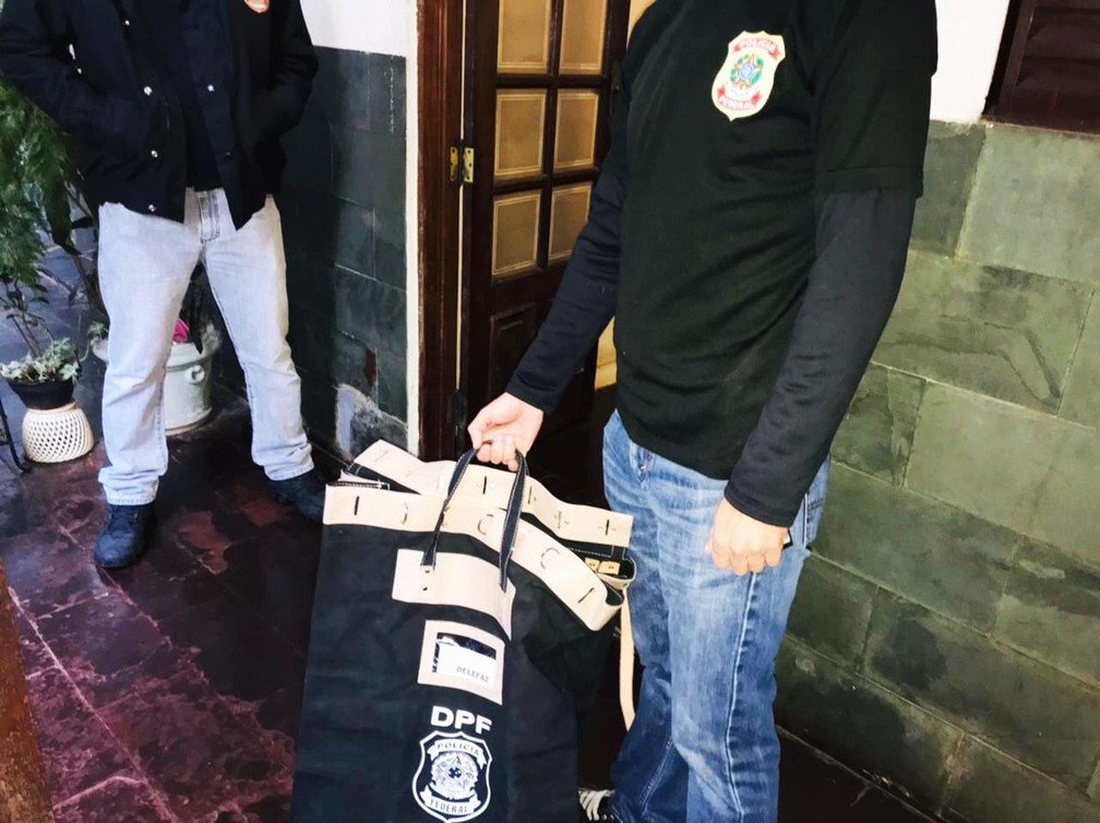 Policiais federais recolheram documentos  — Foto: Polícia Federal/Divulgação