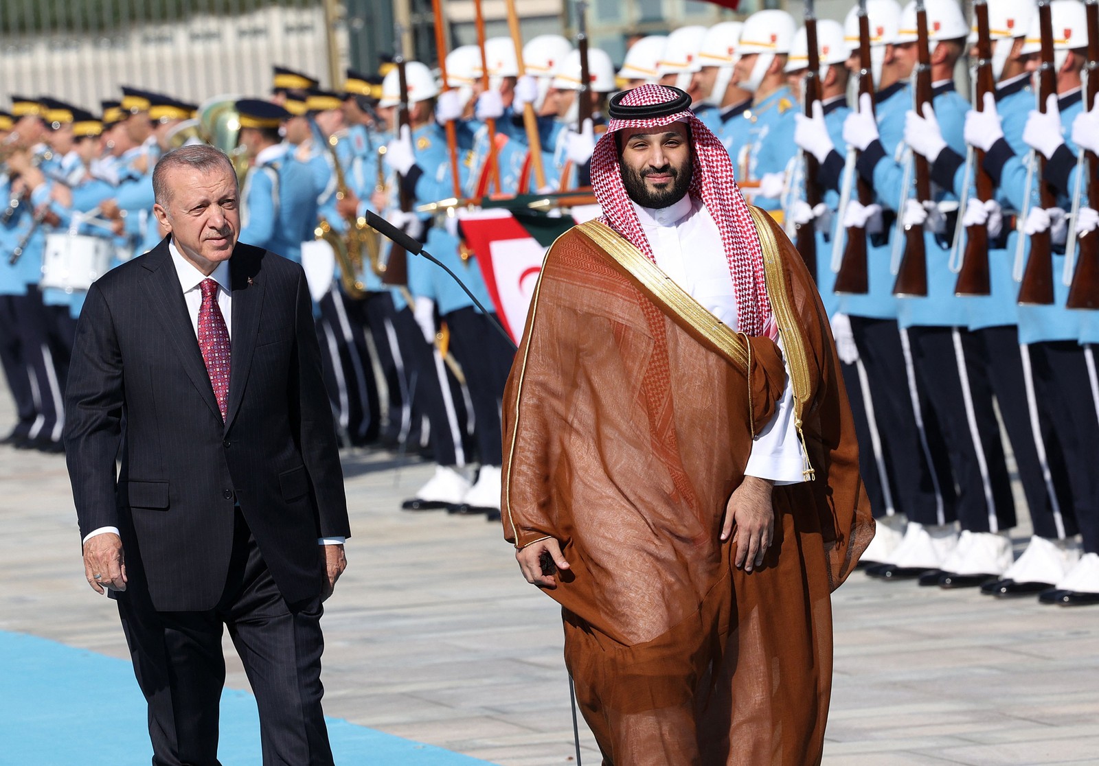 O príncipe herdeiro da Arábia Saudita Mohammed bin Salman deu um grande passo para fora do isolamento internacional fazendo sua primeira visita à rival sunita Turquia do presidente presidente da Turquia, Recep Tayyip Erdogan — Foto: ADEM ALTAN / AFP